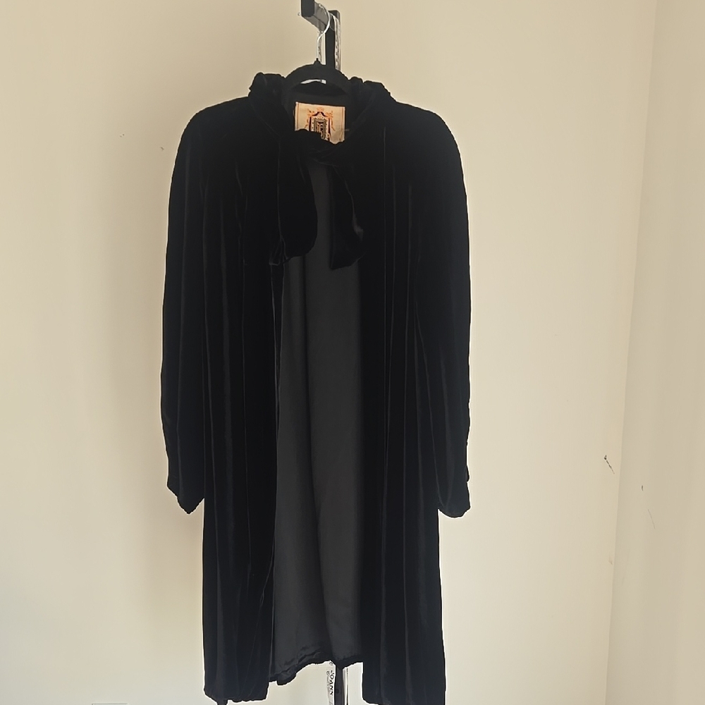 Vintage 1930's Velvet Opera Jacket Can Fit Up To A XL Size: One Size